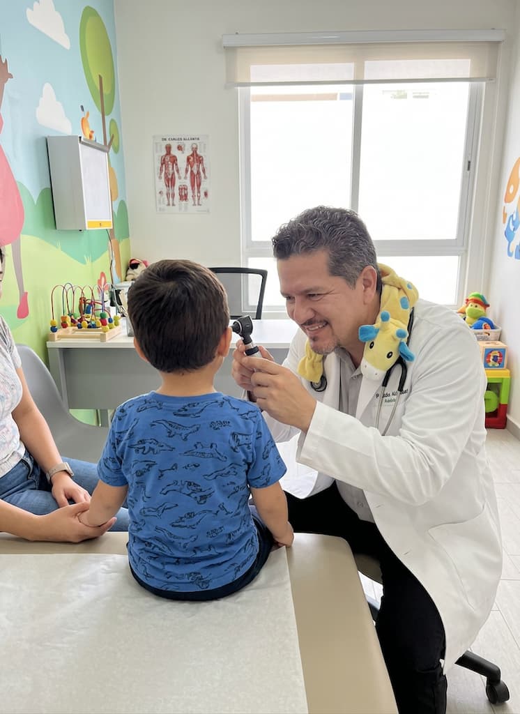 Pediatra Carlos Alcantar